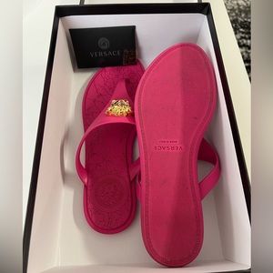 Original Versace Medusa Rubber Thong
Color: Pink
Size: 8.5B
Quantity: 1
